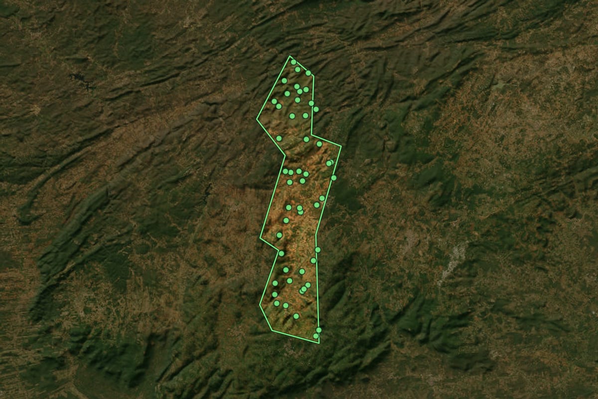 Imagem de satélite de São José de Princesa (PB), com o contorno do município e a posição dos imóveis desta página.