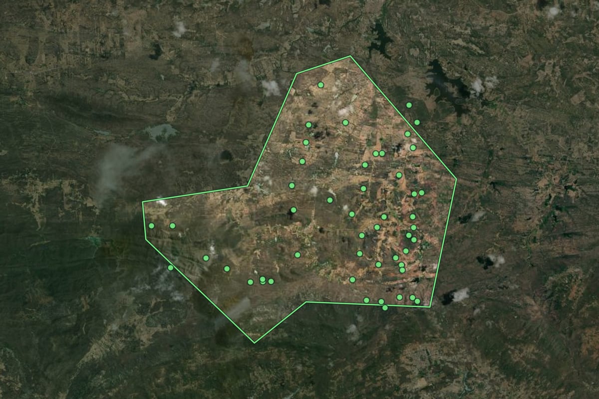 Imagem de satélite de São José do Bonfim (PB), com o contorno do município e a posição dos imóveis desta página.