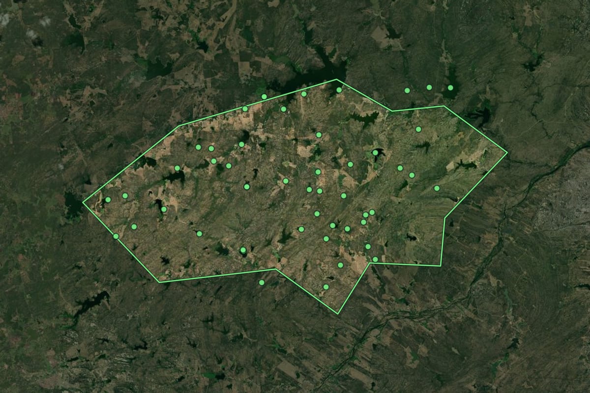 Imagem de satélite de São José do Brejo do Cruz (PB), com o contorno do município e a posição dos imóveis desta página.