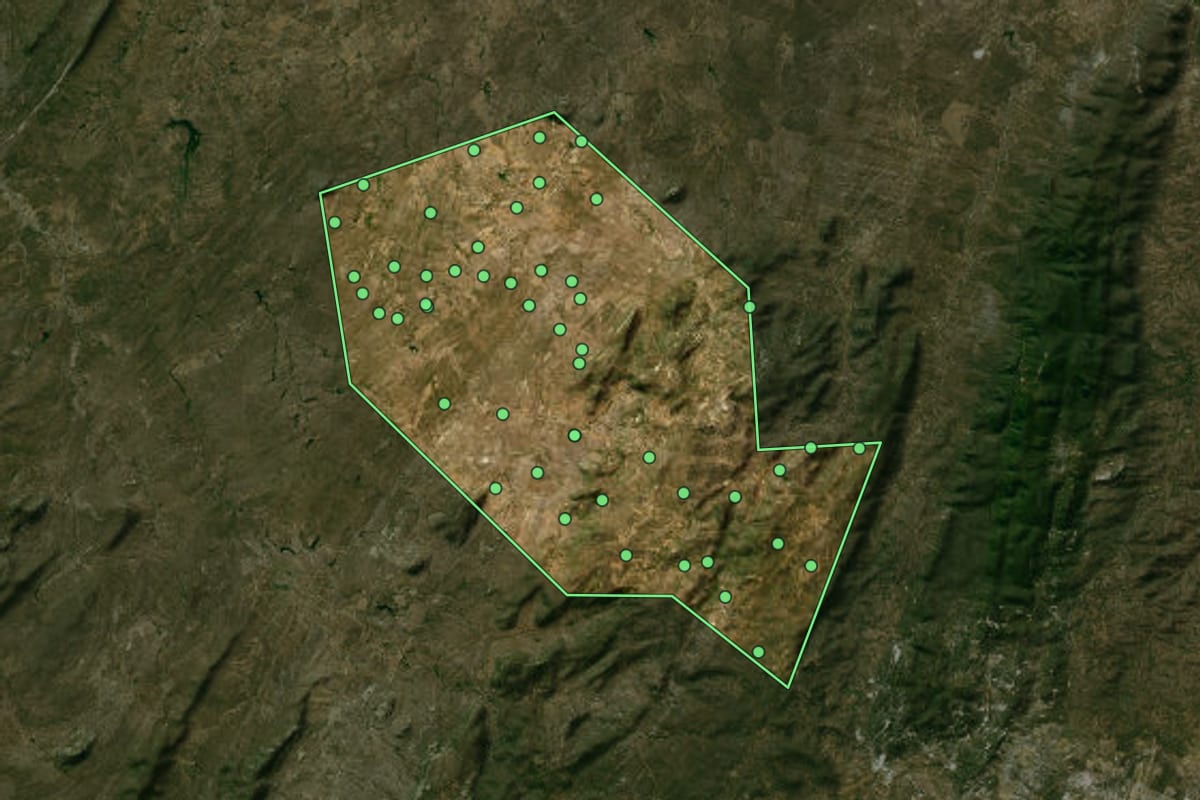 Imagem de satélite de São José do Sabugi (PB), com o contorno do município e a posição dos imóveis desta página.