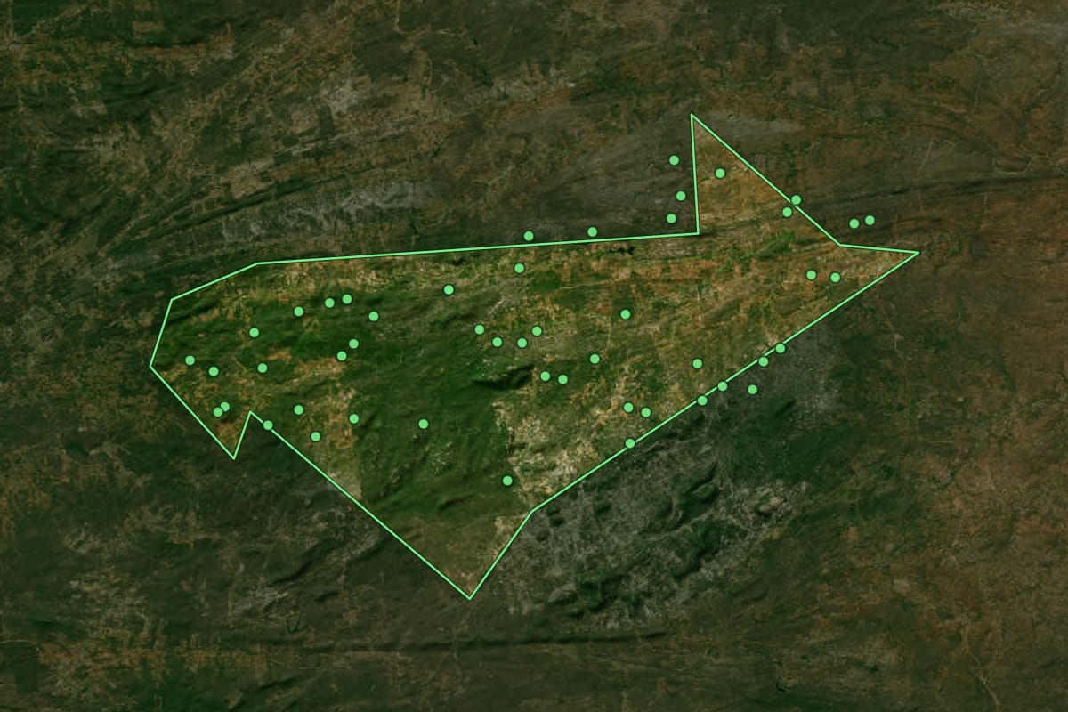 Imagem de satélite de São José dos Cordeiros (PB), com o contorno do município e a posição dos imóveis desta página.