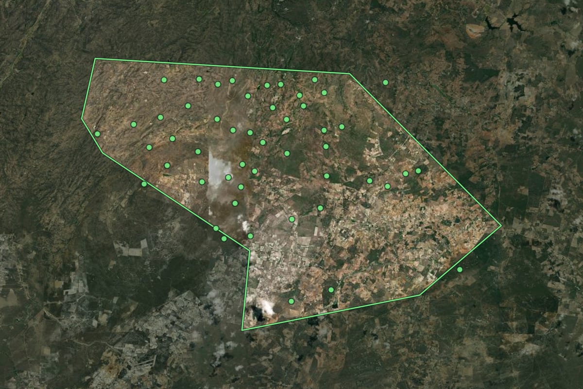 Imagem de satélite de São Vicente do Seridó (PB), com o contorno do município e a posição dos imóveis desta página.