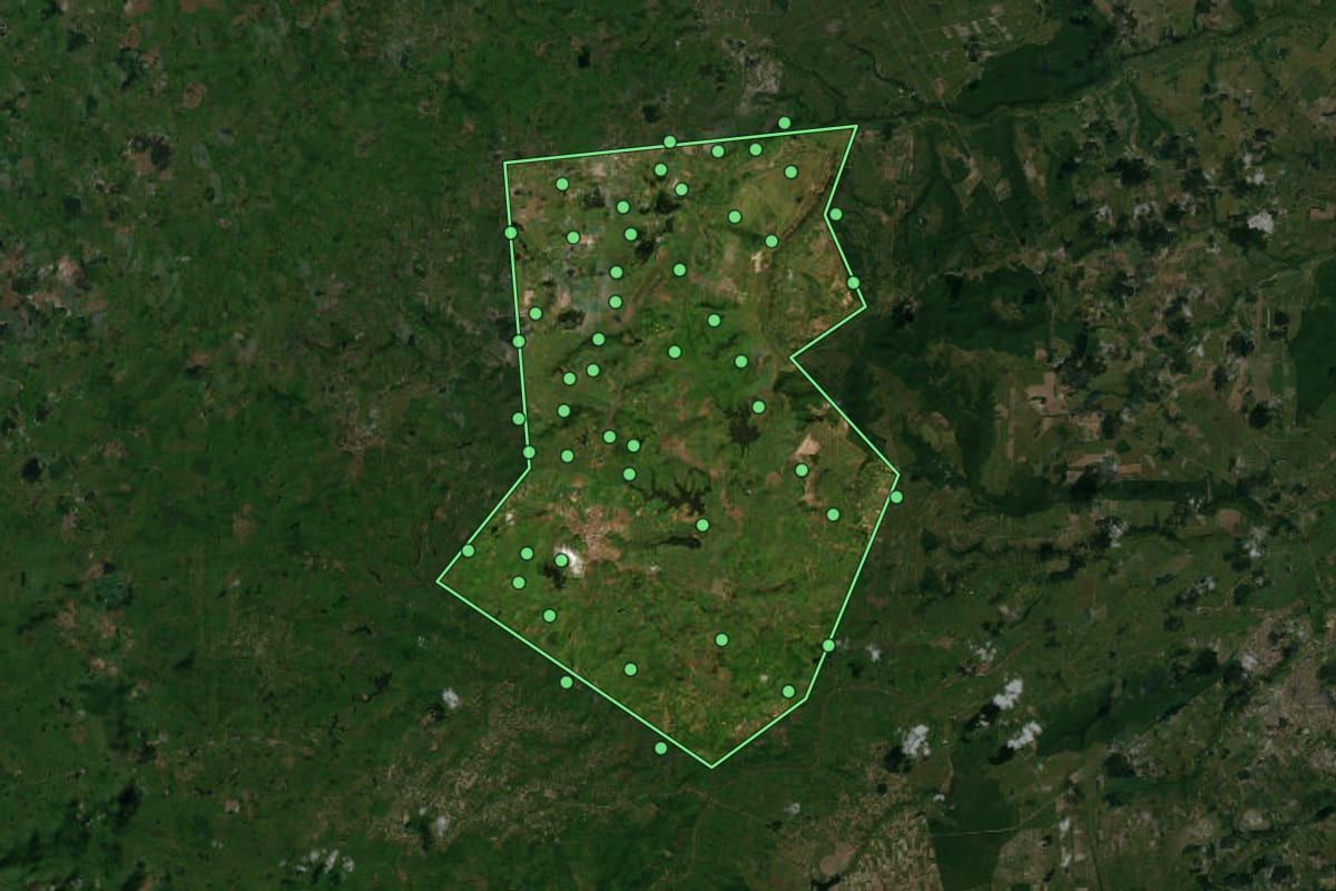 Imagem de satélite de Sapé (PB), com o contorno do município e a posição dos imóveis desta página.