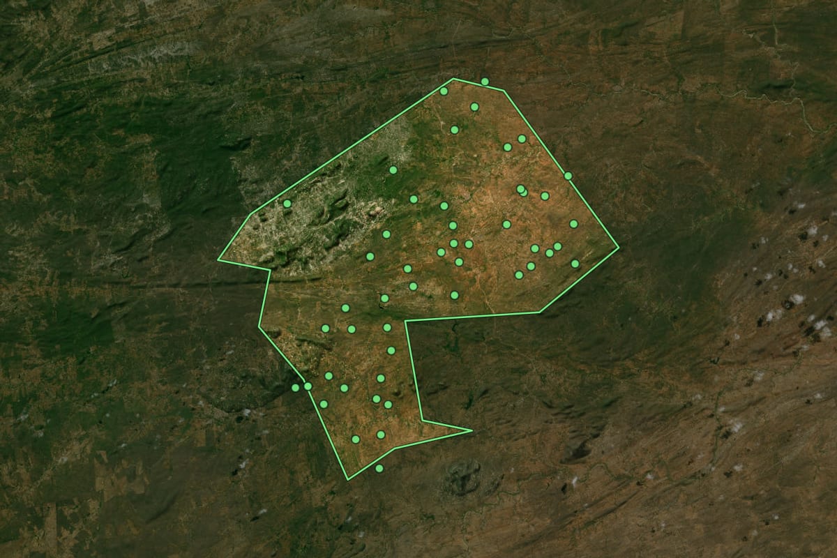Imagem de satélite de Serra Branca (PB), com o contorno do município e a posição dos imóveis desta página.