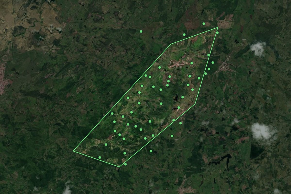 Imagem de satélite de Serra da Raiz (PB), com o contorno do município e a posição dos imóveis desta página.