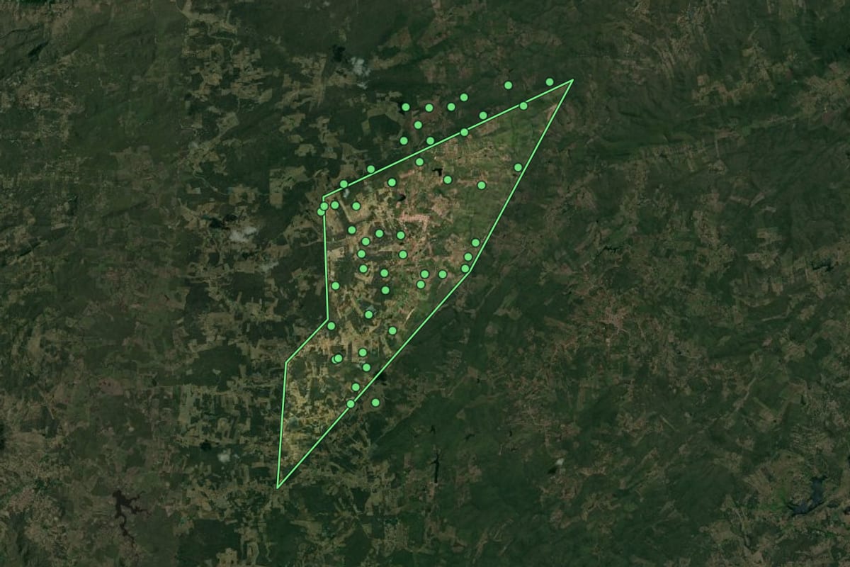Imagem de satélite de Serra Grande (PB), com o contorno do município e a posição dos imóveis desta página.