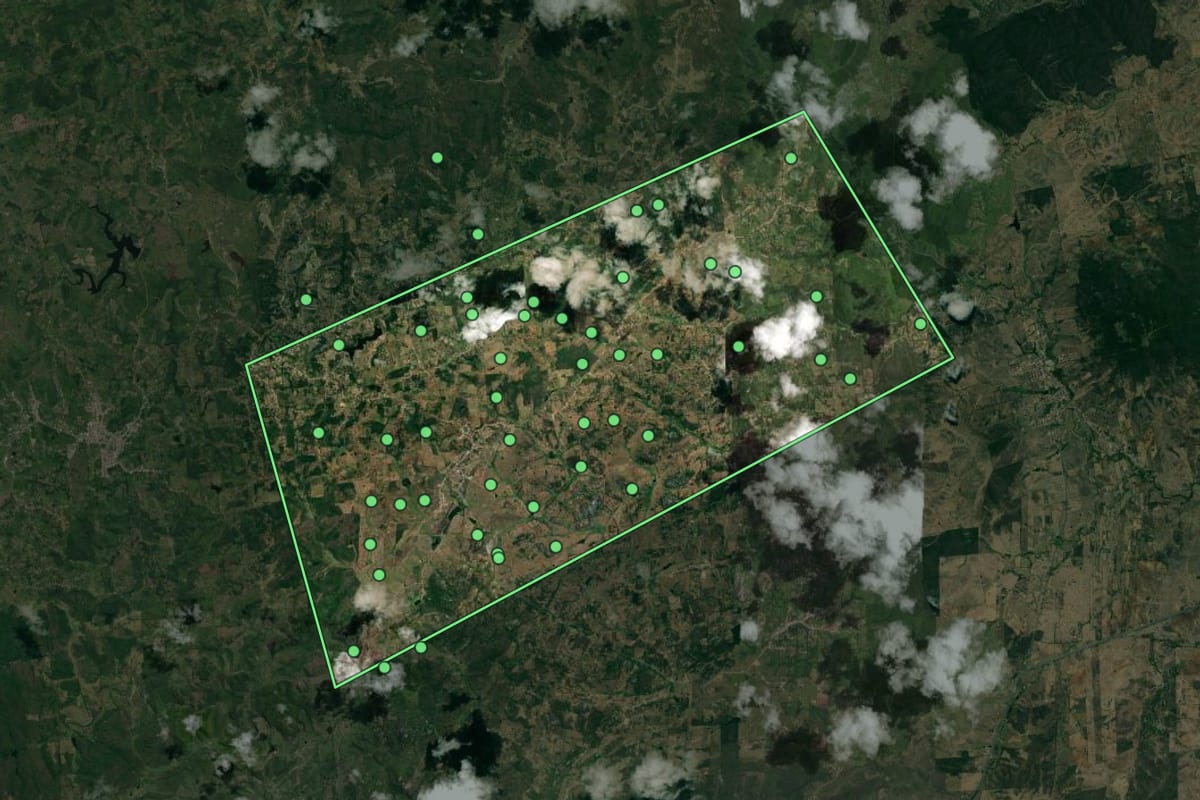 Imagem de satélite de Serra Redonda (PB), com o contorno do município e a posição dos imóveis desta página.