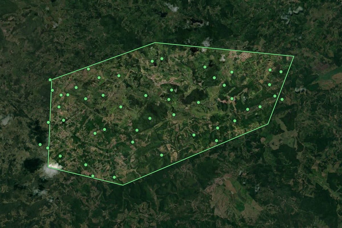 Imagem de satélite de Serraria (PB), com o contorno do município e a posição dos imóveis desta página.