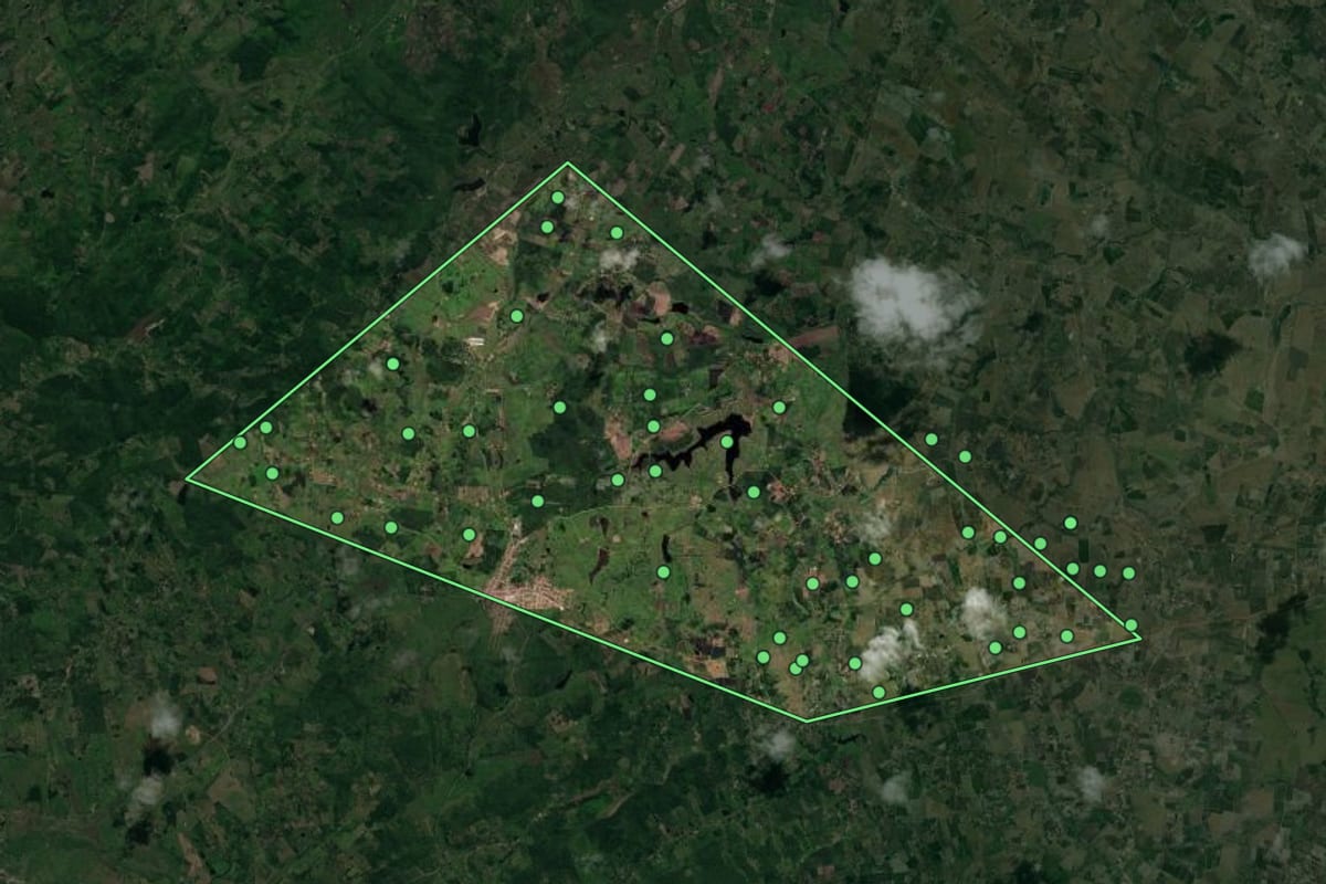 Imagem de satélite de Sertãozinho (PB), com o contorno do município e a posição dos imóveis desta página.