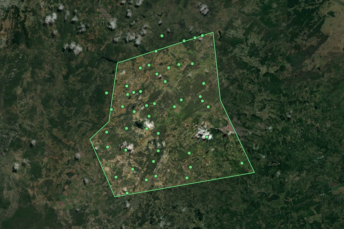 Imagem de satélite de Solânea (PB), com o contorno do município e a posição dos imóveis desta página.