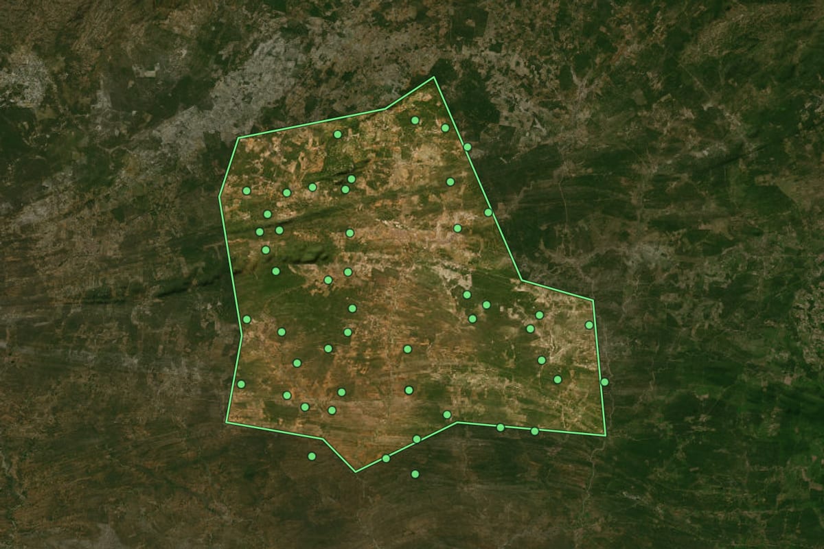 Imagem de satélite de Soledade (PB), com o contorno do município e a posição dos imóveis desta página.
