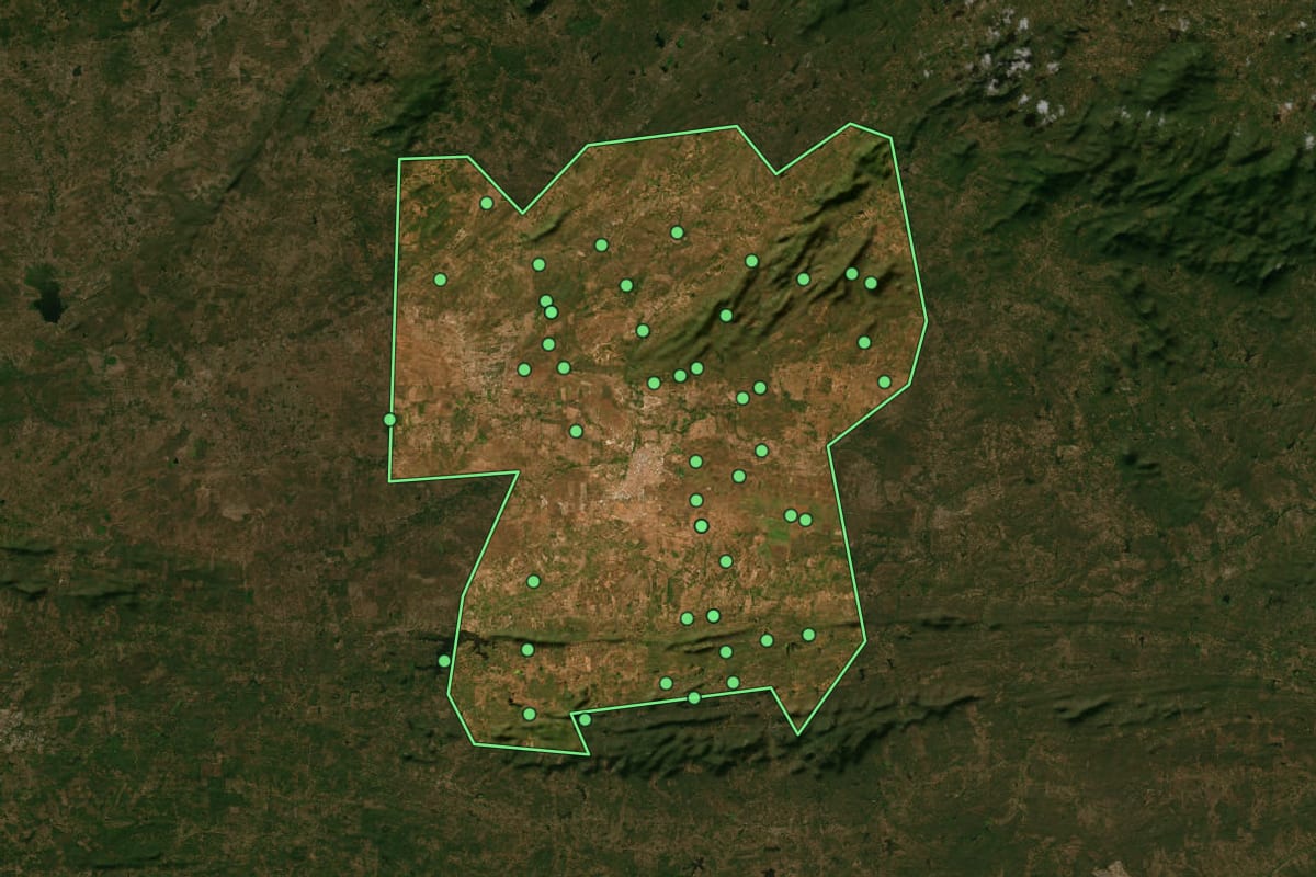 Imagem de satélite de Sousa (PB), com o contorno do município e a posição dos imóveis desta página.