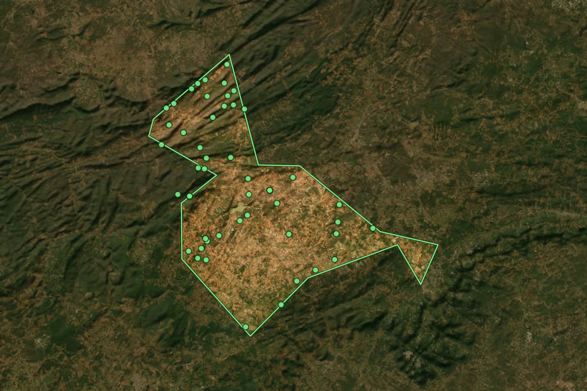 Imagem de satélite de Tavares (PB), com o contorno do município e a posição dos imóveis desta página.