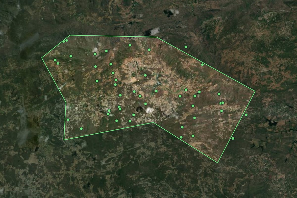 Imagem de satélite de Teixeira (PB), com o contorno do município e a posição dos imóveis desta página.