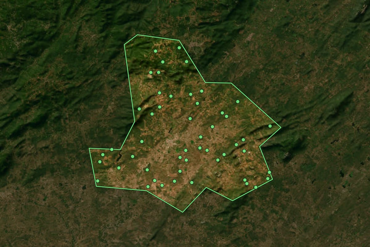 Imagem de satélite de Uiraúna (PB), com o contorno do município e a posição dos imóveis desta página.