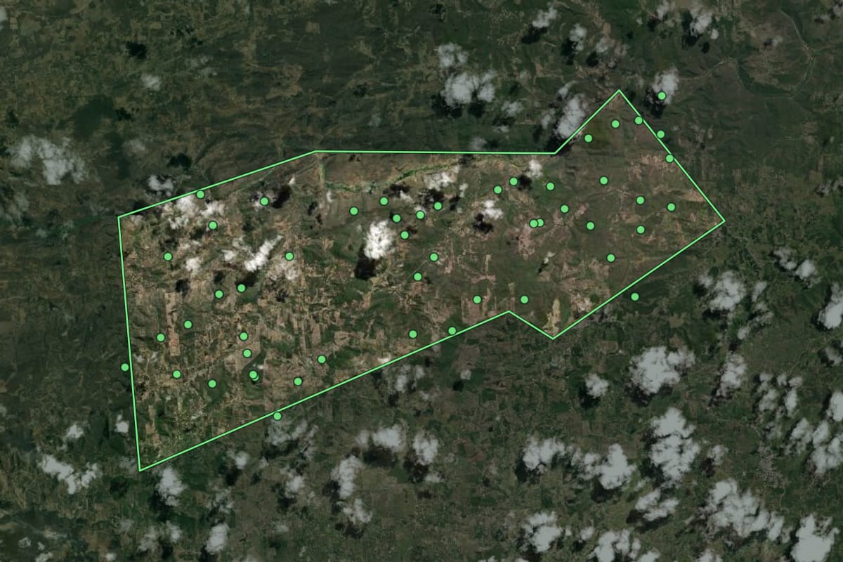 Imagem de satélite de Umbuzeiro (PB), com o contorno do município e a posição dos imóveis desta página.