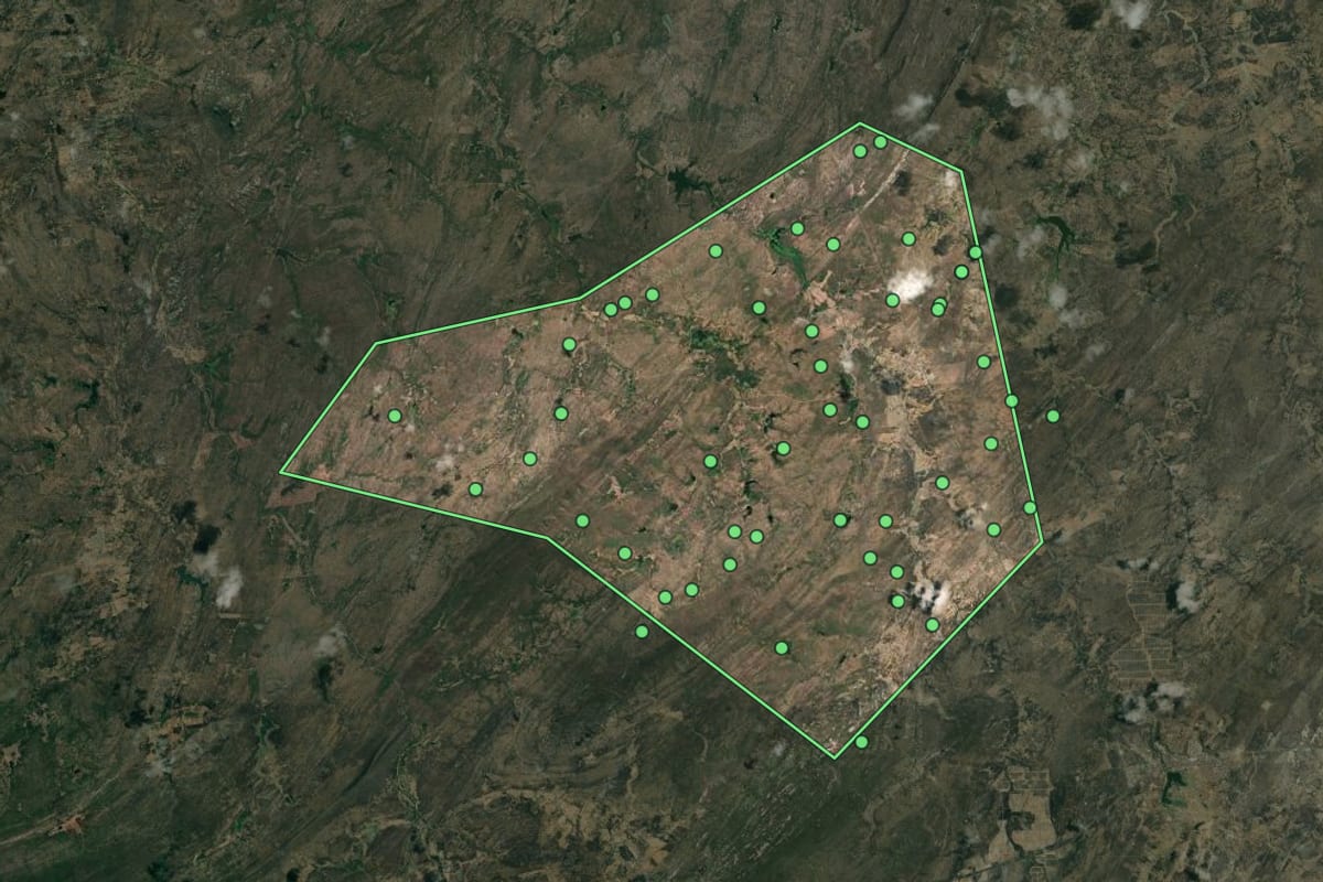 Imagem de satélite de Várzea (PB), com o contorno do município e a posição dos imóveis desta página.