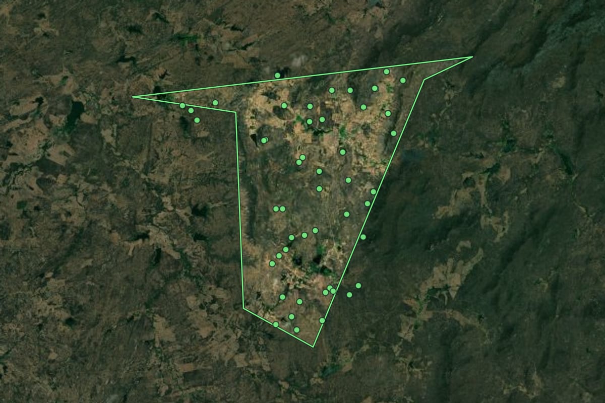 Imagem de satélite de Vista Serrana (PB), com o contorno do município e a posição dos imóveis desta página.