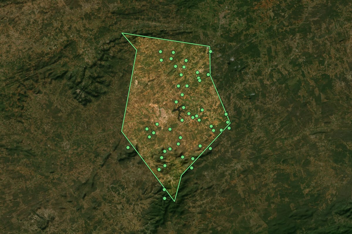 Imagem de satélite de Afogados da Ingazeira (PE), com o contorno do município e a posição dos imóveis desta página.