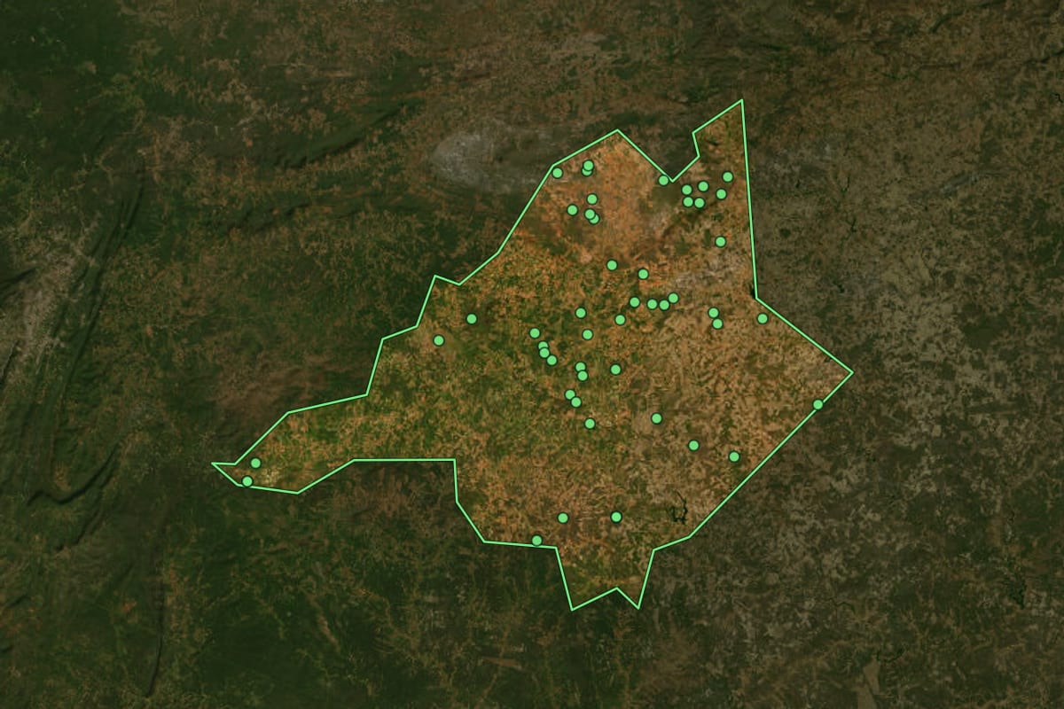 Imagem de satélite de Afrânio (PE), com o contorno do município e a posição dos imóveis desta página.