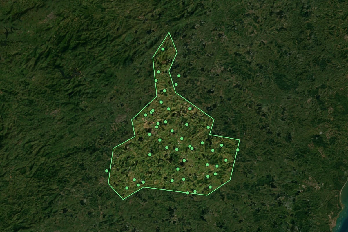 Imagem de satélite de Água Preta (PE), com o contorno do município e a posição dos imóveis desta página.