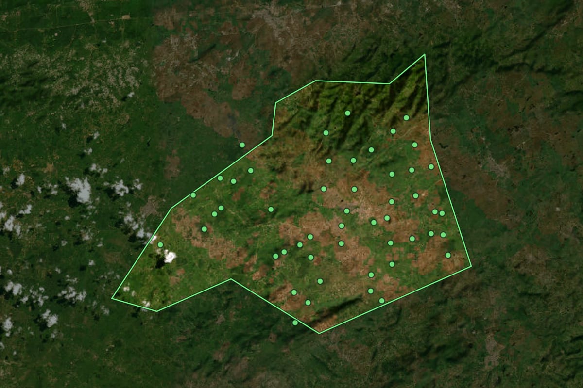 Imagem de satélite de Altinho (PE), com o contorno do município e a posição dos imóveis desta página.