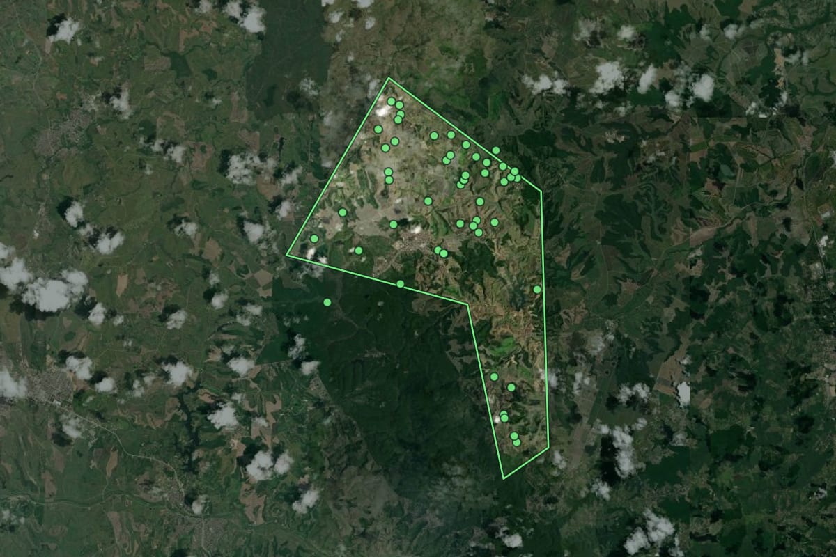 Imagem de satélite de Araçoiaba (PE), com o contorno do município e a posição dos imóveis desta página.