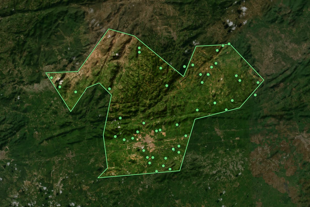 Imagem de satélite de Belo Jardim (PE), com o contorno do município e a posição dos imóveis desta página.