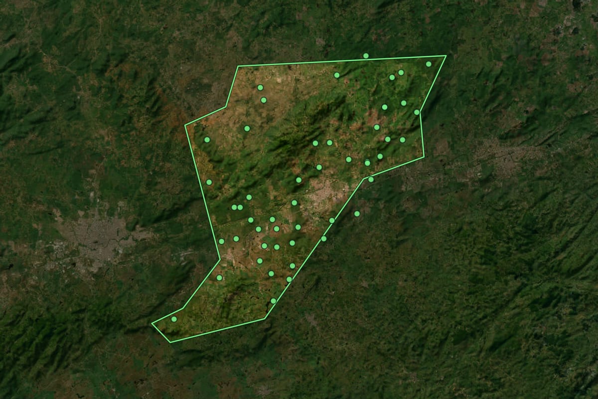Imagem de satélite de Bezerros (PE), com o contorno do município e a posição dos imóveis desta página.