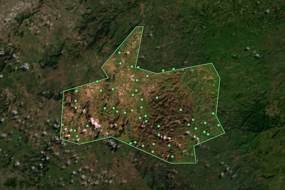 Imagem de satélite de Bom Conselho (PE), com o contorno do município e a posição dos imóveis desta página.