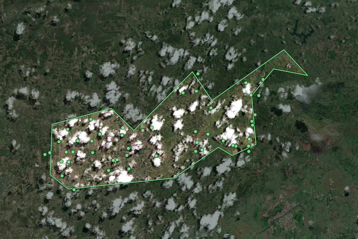 Imagem de satélite de Bom Jardim (PE), com o contorno do município e a posição dos imóveis desta página.