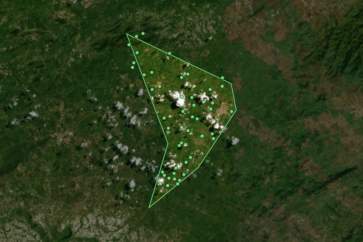 Imagem de satélite de Cachoeirinha (PE), com o contorno do município e a posição dos imóveis desta página.