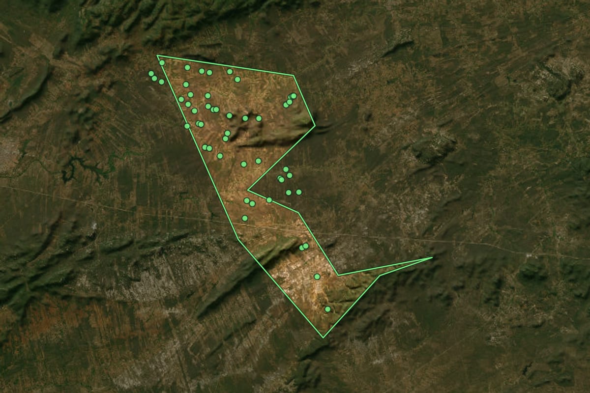 Imagem de satélite de Calumbi (PE), com o contorno do município e a posição dos imóveis desta página.