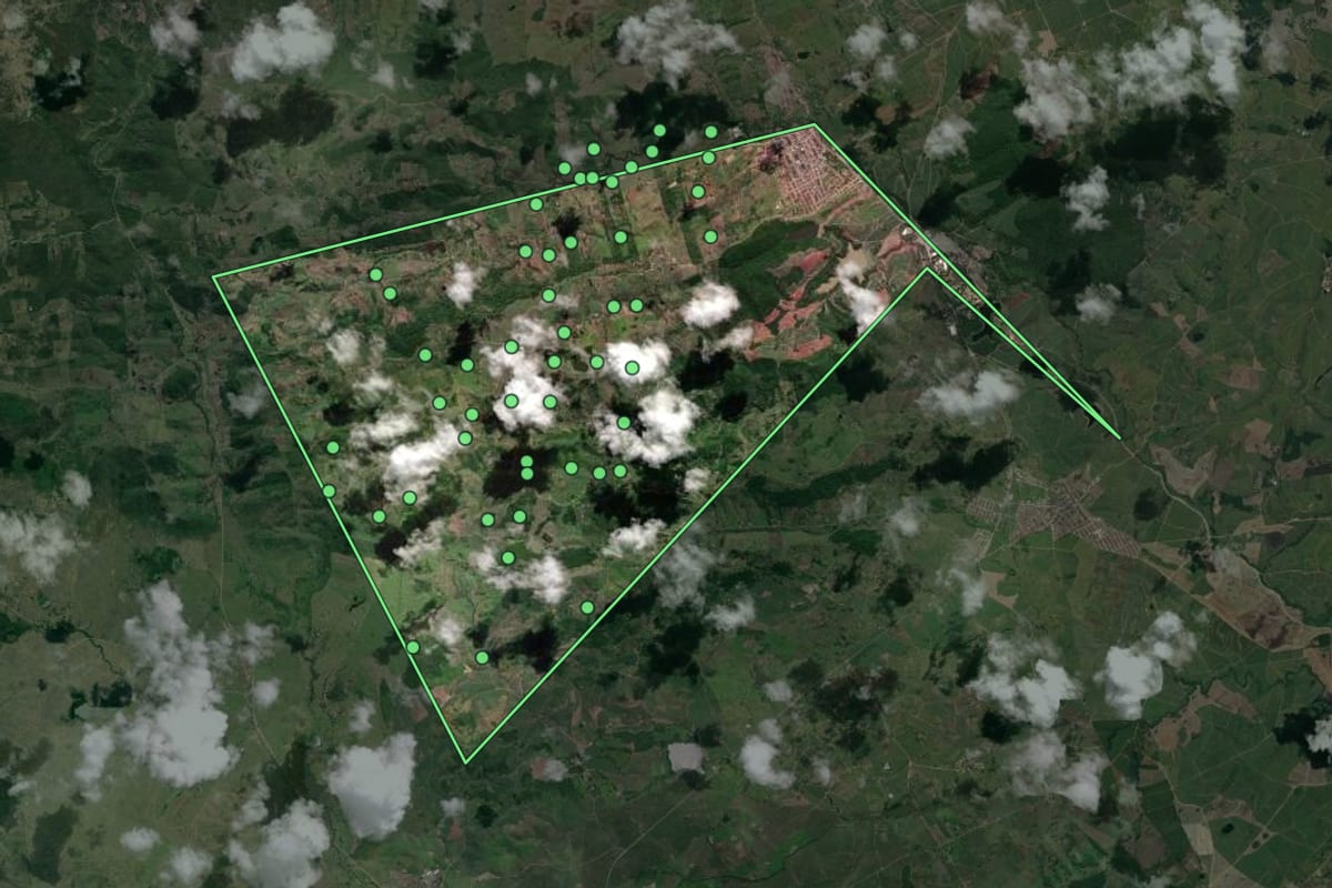 Imagem de satélite de Camutanga (PE), com o contorno do município e a posição dos imóveis desta página.