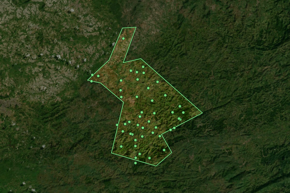 Imagem de satélite de Canhotinho (PE), com o contorno do município e a posição dos imóveis desta página.