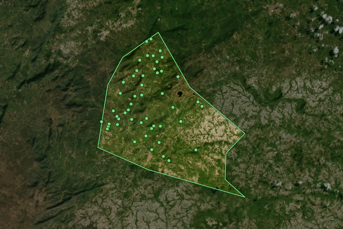 Imagem de satélite de Capoeiras (PE), com o contorno do município e a posição dos imóveis desta página.