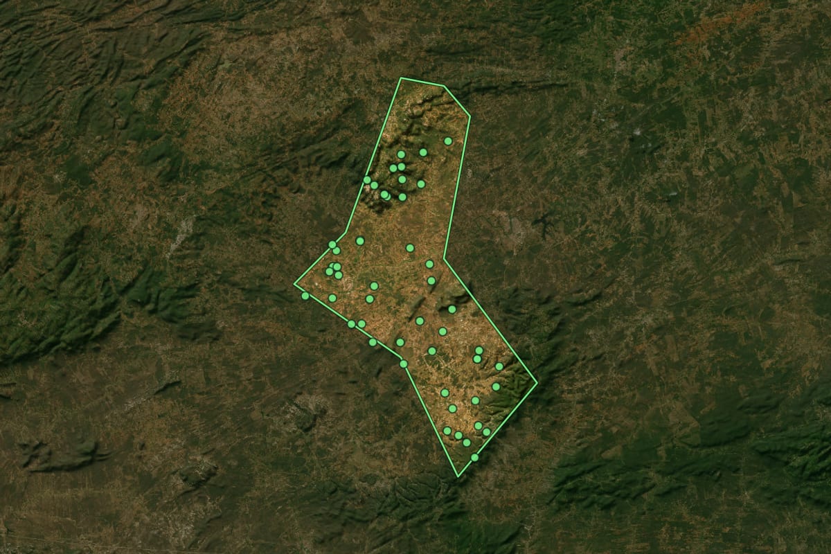 Imagem de satélite de Carnaíba (PE), com o contorno do município e a posição dos imóveis desta página.