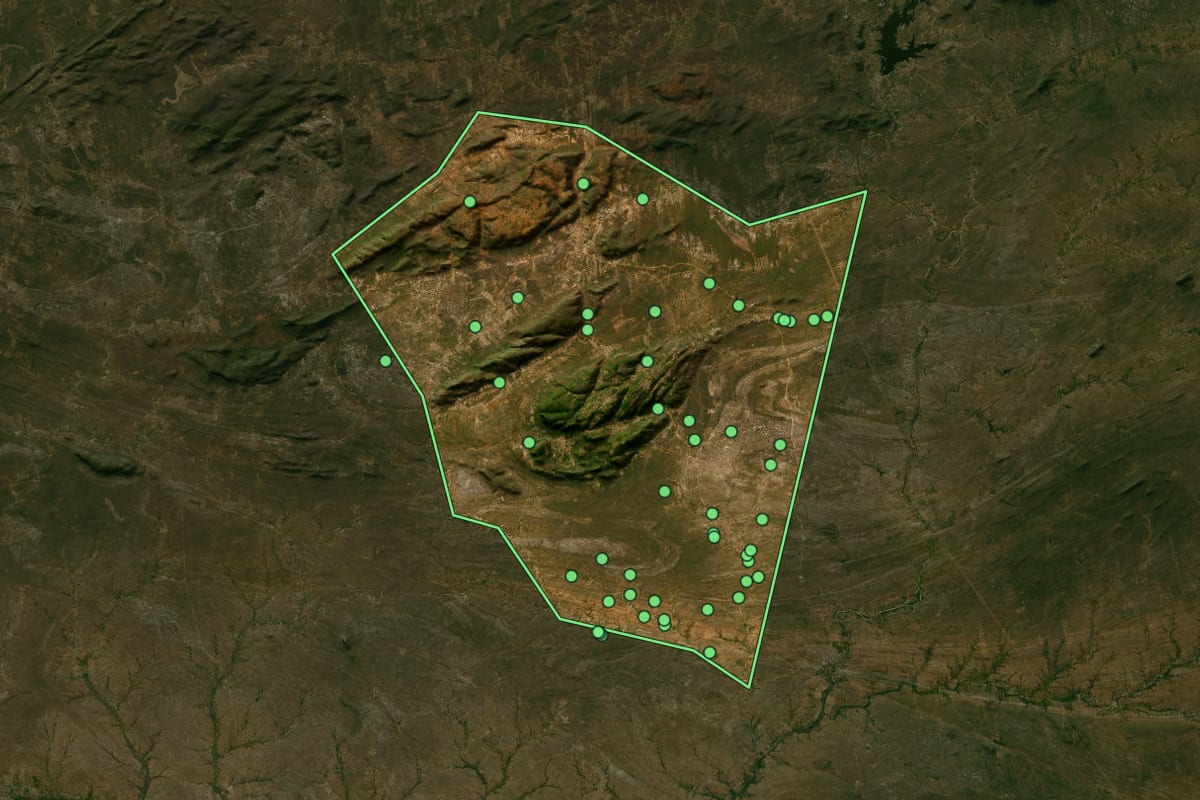 Imagem de satélite de Carnaubeira da Penha (PE), com o contorno do município e a posição dos imóveis desta página.