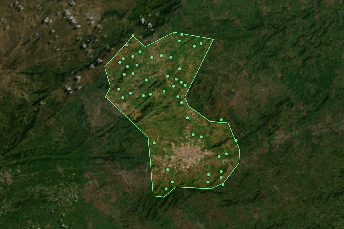 Imagem de satélite de Caruaru (PE), com o contorno do município e a posição dos imóveis desta página.