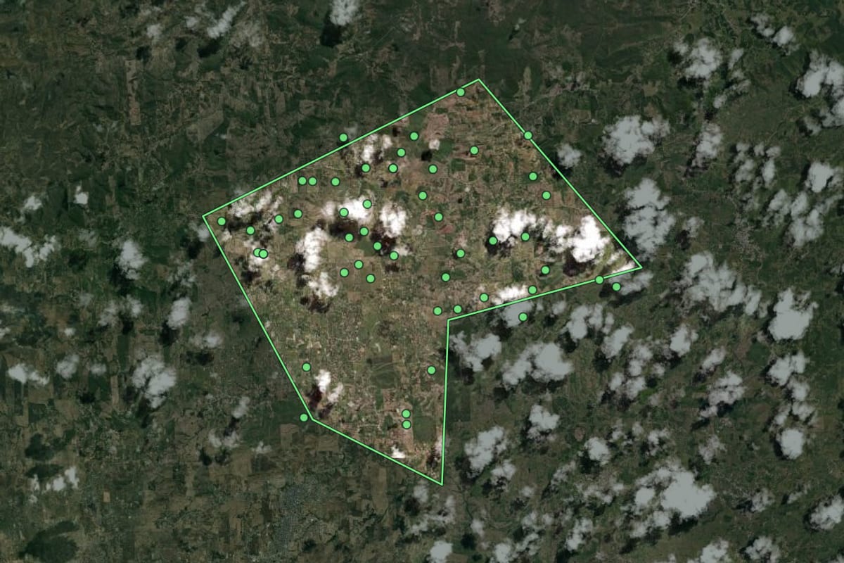 Imagem de satélite de Casinhas (PE), com o contorno do município e a posição dos imóveis desta página.