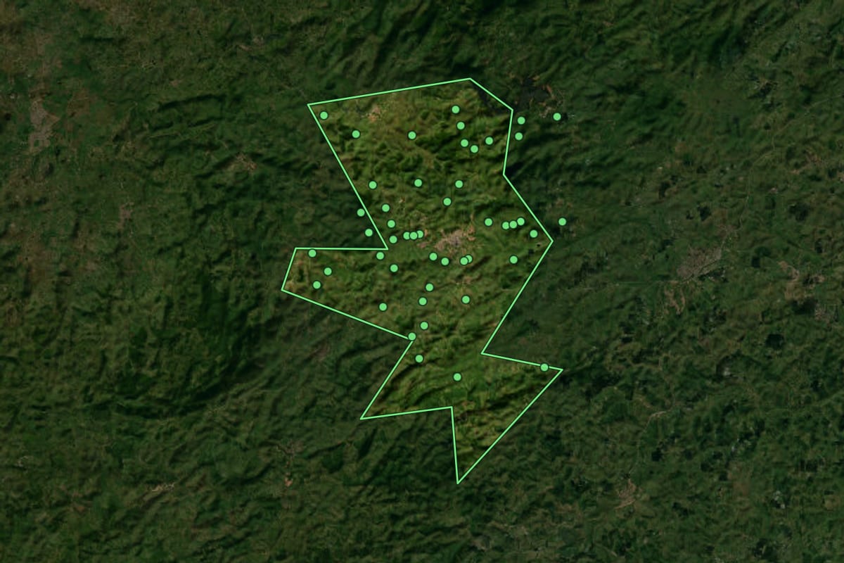 Imagem de satélite de Catende (PE), com o contorno do município e a posição dos imóveis desta página.