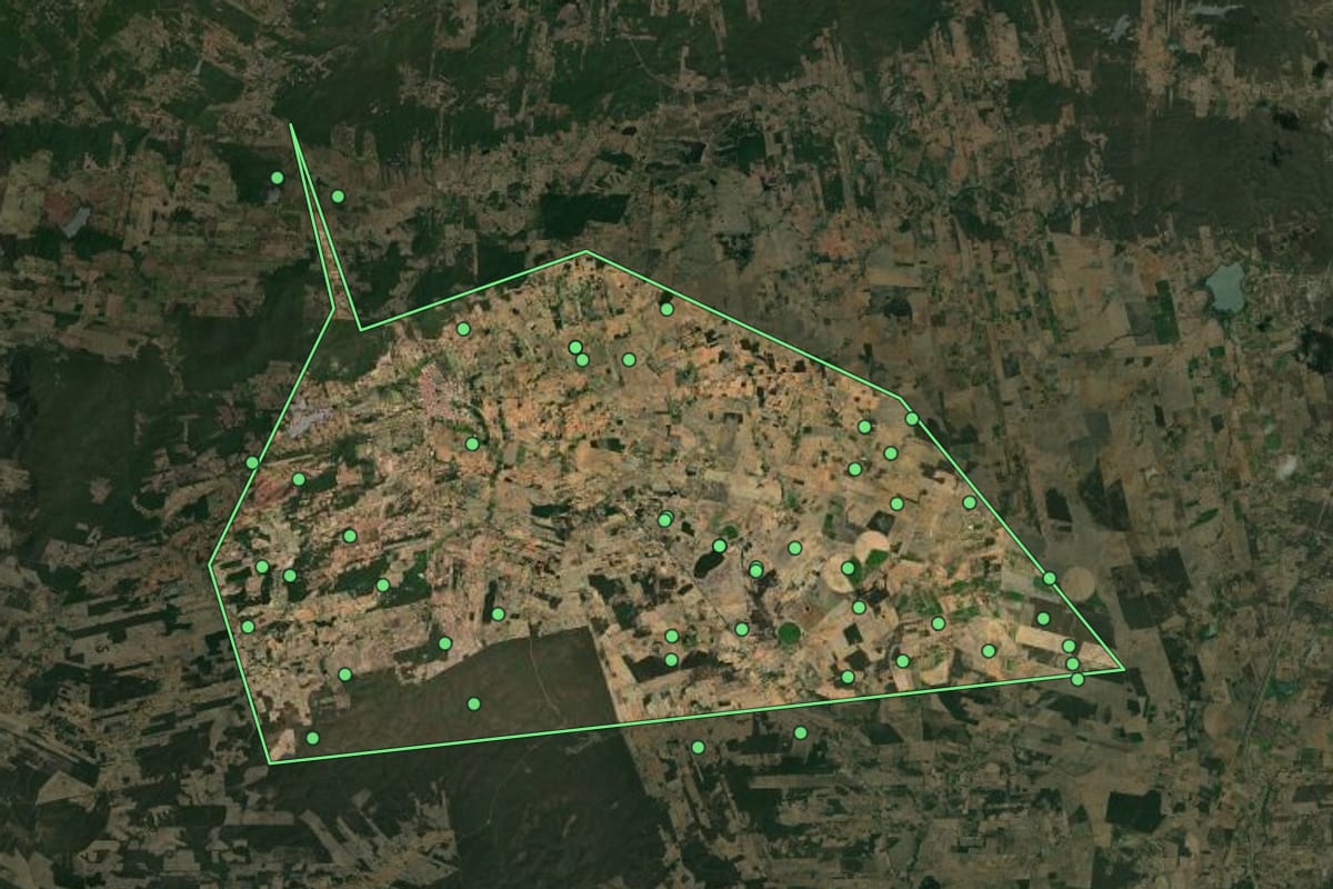 Imagem de satélite de Cedro (PE), com o contorno do município e a posição dos imóveis desta página.