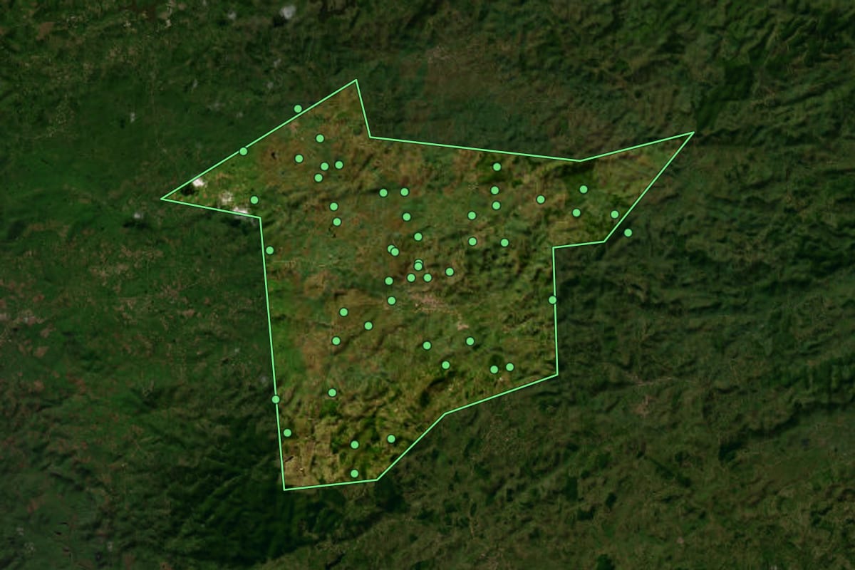Imagem de satélite de Correntes (PE), com o contorno do município e a posição dos imóveis desta página.