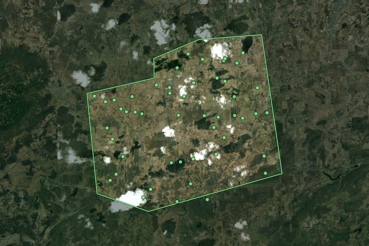 Imagem de satélite de Frei Miguelinho (PE), com o contorno do município e a posição dos imóveis desta página.
