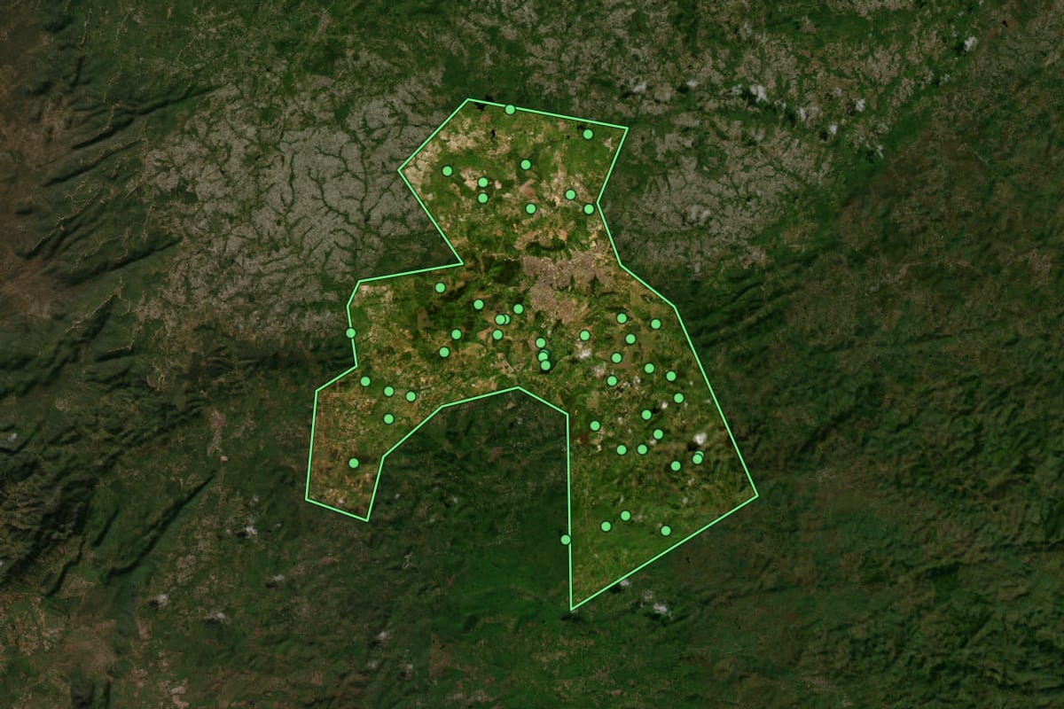 Imagem de satélite de Garanhuns (PE), com o contorno do município e a posição dos imóveis desta página.