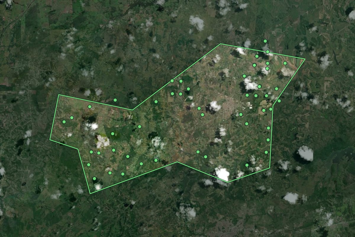 Imagem de satélite de Glória do Goitá (PE), com o contorno do município e a posição dos imóveis desta página.