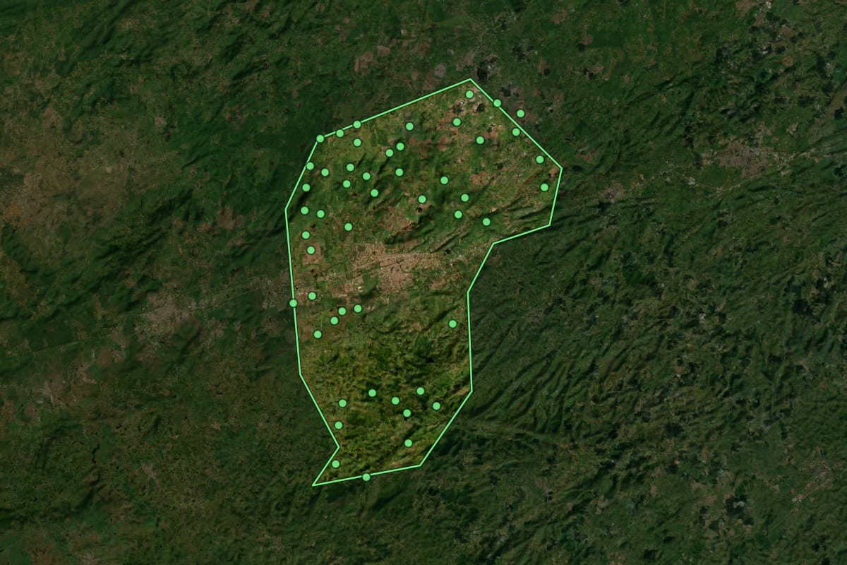 Imagem de satélite de Gravatá (PE), com o contorno do município e a posição dos imóveis desta página.