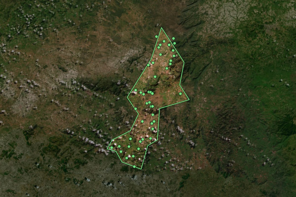 Imagem de satélite de Iati (PE), com o contorno do município e a posição dos imóveis desta página.