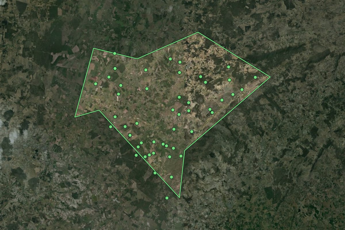 Imagem de satélite de Ibirajuba (PE), com o contorno do município e a posição dos imóveis desta página.