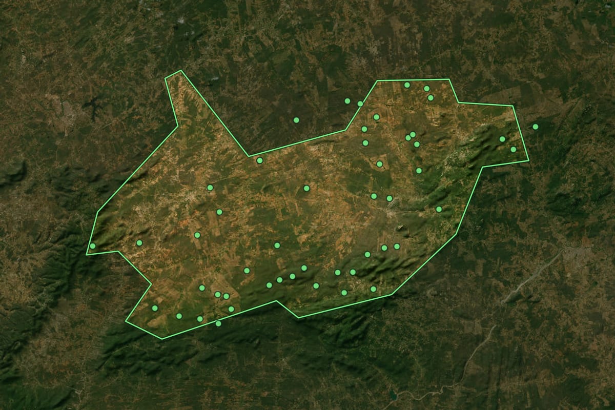 Imagem de satélite de Iguaracy (PE), com o contorno do município e a posição dos imóveis desta página.